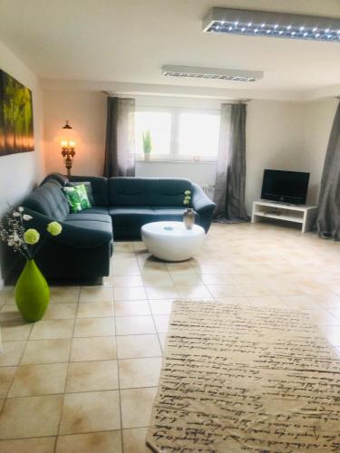 sala de estar con sofá y mesa en Ferienwohnung Feldmann, en Freckenfeld