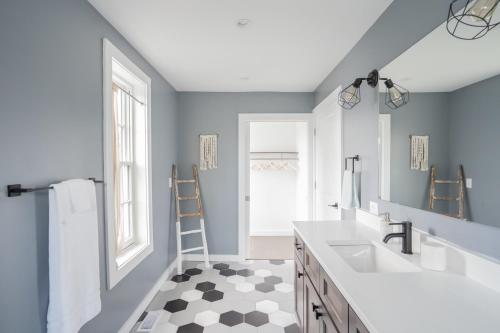 een badkamer met 2 wastafels en een spiegel bij Naturally Opulent - for Luxury-Seeking Travelers in Covington