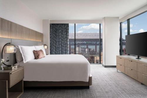 アーリントンにあるLoews Arlington Hotelのベッドとテレビが備わるホテルルームです。