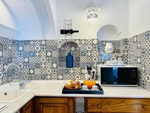 Kuchyň nebo kuchyňský kout v ubytování YourHome - La Casa di Chiara