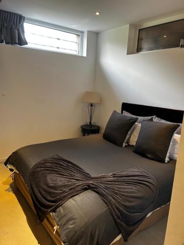 ein Schlafzimmer mit einem Bett mit einer Decke darauf in der Unterkunft Studio industriel loft neuf avec parking privé in Reichstett