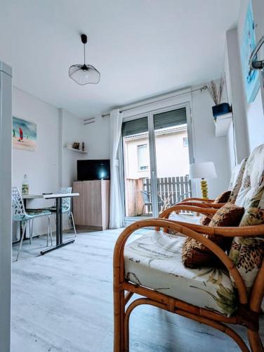 une chambre avec un lit, un bureau et une fenêtre dans l'établissement Appartement à 300m des thermes, à Cazaubon