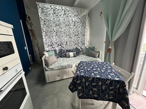 une petite chambre avec un lit et une table dans l'établissement Studio bord de mer 1 lit double 1 lit simple, à Hyères