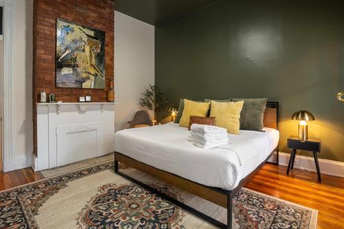 una camera con un grande letto bianco di Goldie on Greer - Perfect for 4 a Covington