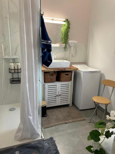 a laundry room with a washing machine and a washer at Studio bord de mer 1 lit double 1 lit simple in Hyères