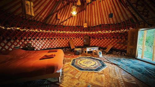 una camera con un grande letto in una yurta di La yourte kirghize ad Alès
