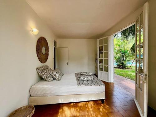 Ένα ή περισσότερα κρεβάτια σε δωμάτιο στο Villa Bois de sable avec piscine à la Saline les Bains