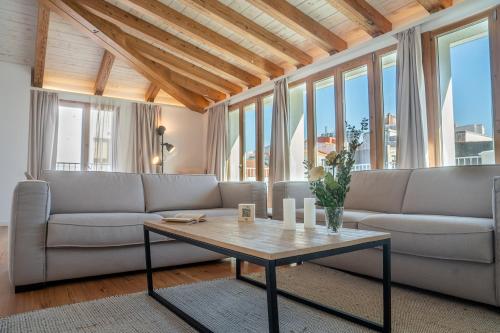 sala de estar con sofás y mesa en La Gallega by Upper Luxury Housing, en A Coruña