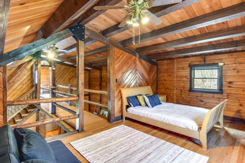 um quarto com uma cama num chalé de madeira em Lock Haven Cabin with Wood Stove and Mountain View! em Lock Haven