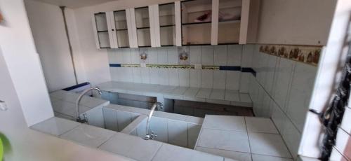 W łazience znajduje się umywalka i wanna. w obiekcie La casa de Mary w mieście Cajamarca