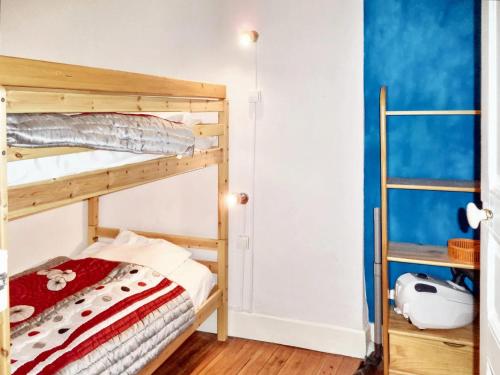 1 dormitorio con 2 literas y escalera en Appartement de 2 chambres a Bagneres de Luchon, en Luchon