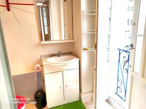 Baño pequeño con lavabo y espejo en Appartement de 2 chambres a Bagneres de Luchon, en Luchon