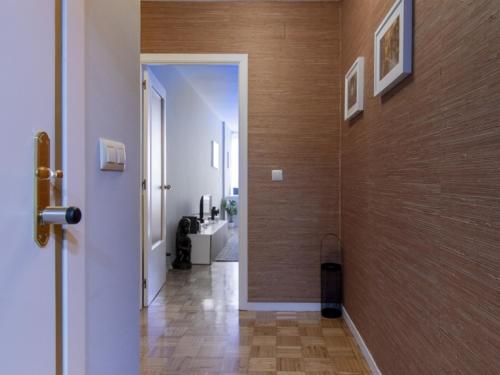 a hallway with a door leading to a bathroom at Apartamento Vigo, 3 dormitorios, 7 personas - ES-210-3 in Vigo