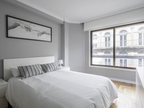 - une chambre blanche avec un lit et 2 fenêtres dans l'établissement Apartamento Vigo, 4 dormitorios, 8 personas - ES-210-4, à Vigo