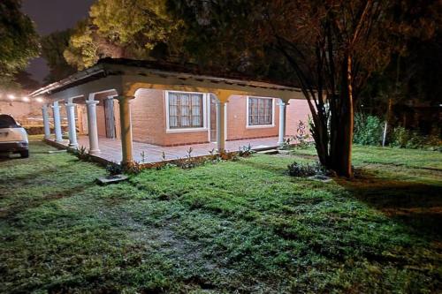 Casa familiar estilo colonial a metros del lago