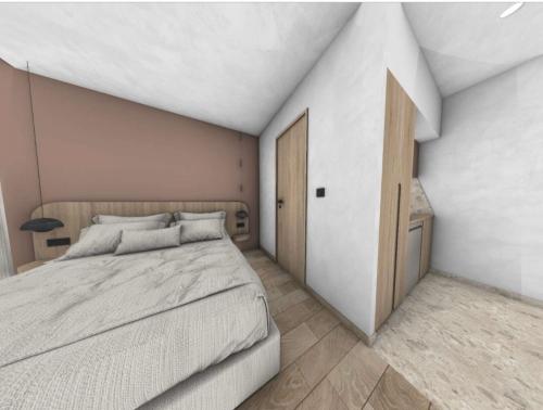 ein Schlafzimmer mit einem großen Bett und einer Holztür in der Unterkunft Roula Kotsonis Superior Apartment in Argassi