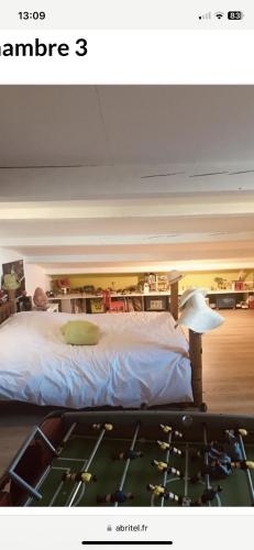 une chambre avec un lit dans une pièce dans l'établissement Villa contemporaine face à la Sainte Victoire, à Belcodène