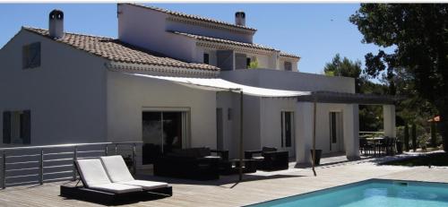 une villa avec piscine et une maison dans l'établissement Villa contemporaine face à la Sainte Victoire, à Belcodène