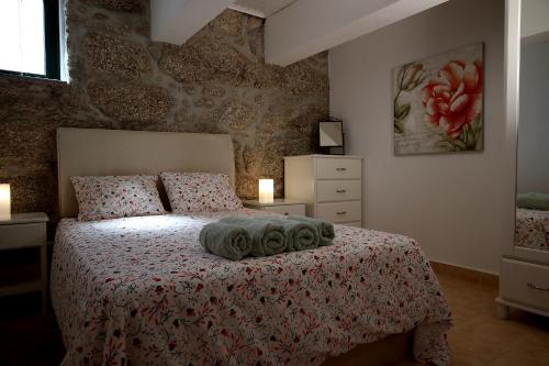 - une chambre avec un lit et des serviettes dans l'établissement Private 2-bedroom apartment & private solar heated pool WiFi, AC, à Tábua