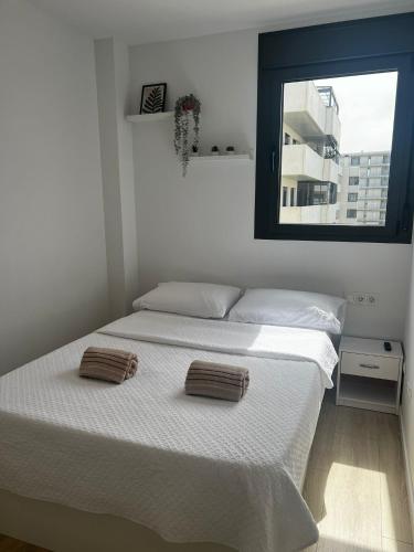 1 dormitorio con 1 cama con 2 almohadas en Habitación confortable para parejas, en Barcelona