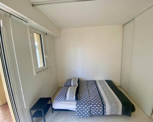 une petite chambre avec un lit dans le coin dans l'établissement F1 Nice Ouest, Terrasse vue mer, Wifi, à Nice