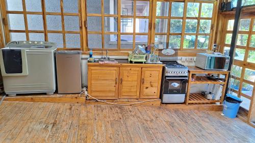 uma cozinha com fogão e outros electrodomésticos num quarto em Meru Farm House em Arusha