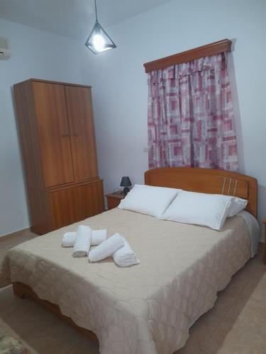 - une chambre avec un lit et 2 serviettes dans l'établissement ELZAHED MAESTRO, à Kimolos