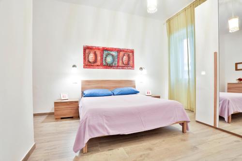 - une chambre avec un grand lit et un miroir dans l'établissement Angolo Marconi Seaside Apartment, à Salerne
