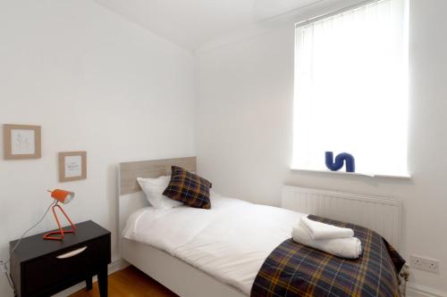 A bed or beds in a room at Liverpool Delight: Cosy Single Room