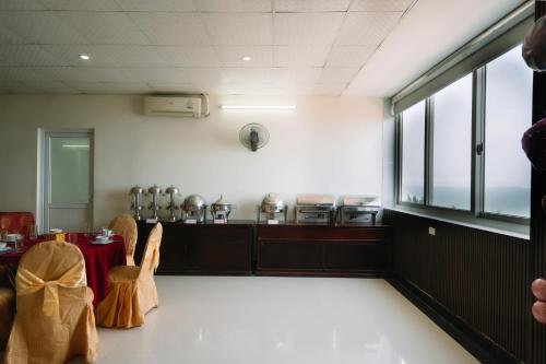 een eetkamer met een tafel en stoelen en een aanrecht bij SAMMY Hotel - Khách sạn SAMMY in Giáp Vinh Yên