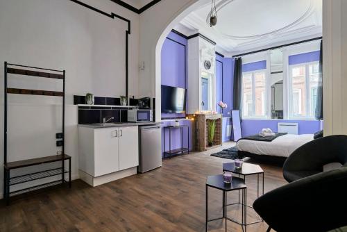 une pièce avec une cuisine et un salon dans l'établissement NG Prestige - Lille l Roubaix Trichon - Balnéo - Netflix - Wifi, à Roubaix