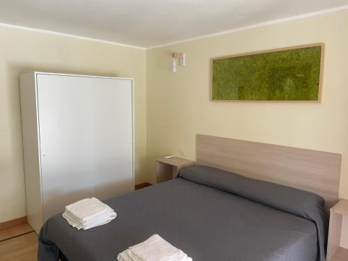 um quarto com uma cama com duas toalhas em VILLA ARYA em SantʼAndrea