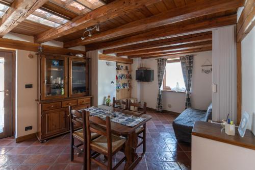 eine Küche und ein Esszimmer mit einem Tisch und Stühlen in der Unterkunft Excenex Apartment in Aosta