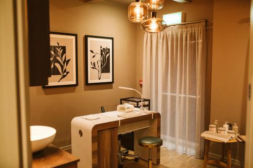 uma casa de banho com um lavatório e um WC. em The Hillbrook Hotel & Spa - Sherborne em Sherborne