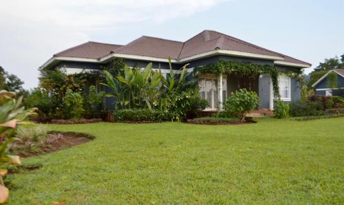 a house with a lawn in front of it at Kalunga Holiday Home in Banda