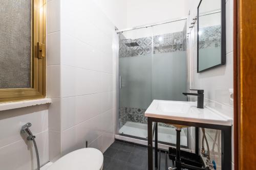 ローマにあるGianicolense Apartmentの白いバスルーム(シンク、シャワー付)