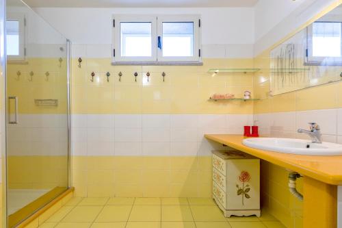 een badkamer met een wastafel en een douche bij Villa Lina in Castelsardo