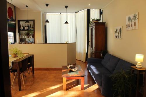 尼科洛西的住宿－Tenuta SGB - Il profumo del vino Etna Nicolosi，客厅配有沙发和桌子
