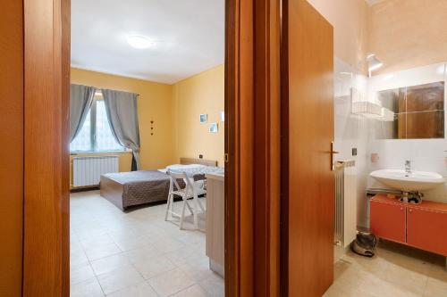 baño con lavabo y 1 cama en una habitación en Casa Vacanze Il Torchio Due, en Pegui