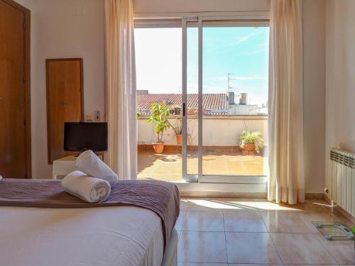 - une chambre avec un lit et une vue sur un balcon dans l'établissement Castell Apartment by Hello Homes Sitges, à Sitges