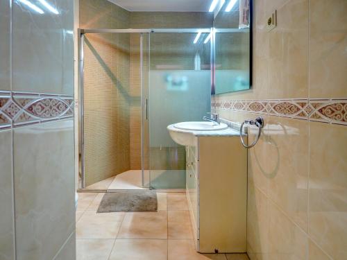 La salle de bains est pourvue d'un lavabo et d'une douche en verre. dans l'établissement Castell Apartment by Hello Homes Sitges, à Sitges