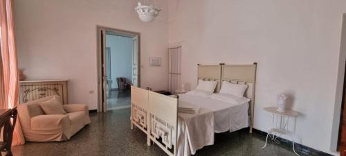 1 dormitorio con 1 cama y 1 silla en Volver B&B, en Lecce