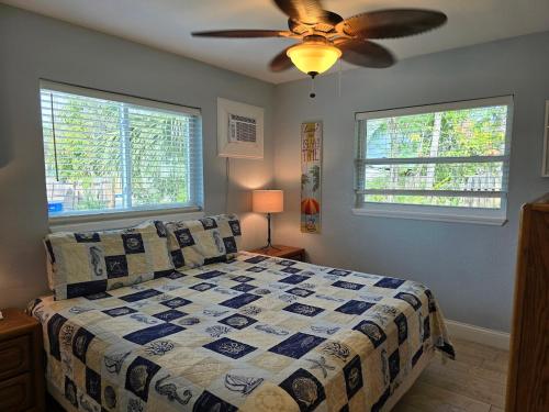 1 dormitorio con 1 cama y ventilador de techo en Sand Dollar Updated Kitchen Washer Dryer On River 1 Mile to Beach Sleeps 4, en Bonita Springs