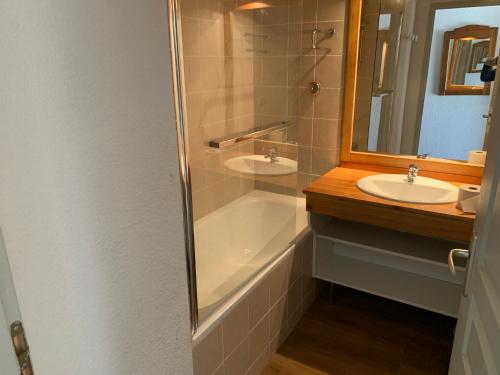 une salle de bain avec une baignoire, un lavabo et une douche dans l'établissement Appartement Duplex 6 ou 7 personnes dans chalet à 250 m des pistes, à Albiez-Montrond