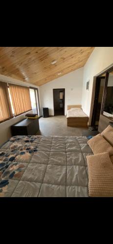 Una cama o camas en una habitación de Muzzle House