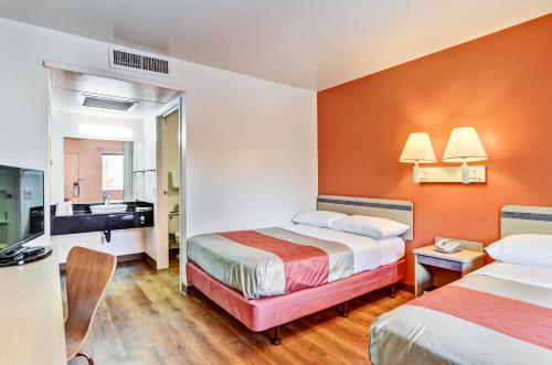 מיטה או מיטות בחדר ב-Motel 6-Pittsburgh, PA - Crafton