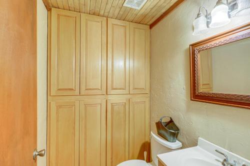 ein Badezimmer mit einem WC, einem Waschbecken und einem Spiegel in der Unterkunft Belton Lake Getaway about 2 Mi to Marina! in Belton