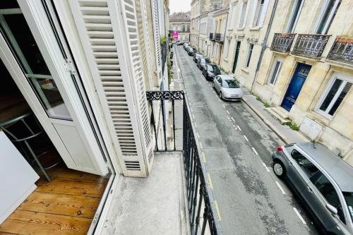 Apartment mit Balkon und Straßenblick in der Unterkunft Lafite furnished flat in Bordeaux