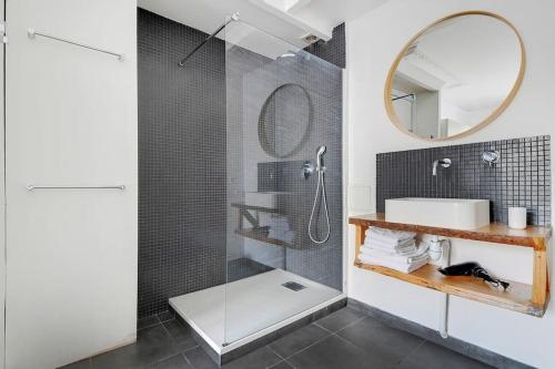 une salle de bain avec une douche, un lavabo et un miroir dans l'établissement Charme au Cœur de Paris, à Paris
