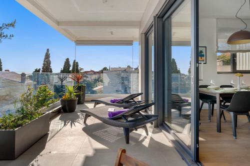 Hektor apartment with sea view terrace and garage